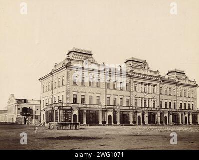 Irkoutsk Hotel "Moscow Compound", 1880-1889. Extrait d'un album de photographies et d'estampes montrant les points forts de la ville d'Irkoutsk et de ses environs à la fin du 19e siècle. Irkoutsk était à cette époque le centre de la vie culturelle et intellectuelle sibérienne. Les bâtiments présentés comprennent le Musée des études régionales, une école technique, un orphelinat, des hôtels et l'église notre-Dame de Kazan. D'autres photographies de l'album montrent la banlieue de Glazkovo et des villages de la région d'Irkoutsk, dont un sur les rives du lac Baïkal. L'album comprend également des photographies du natif Buriat Banque D'Images