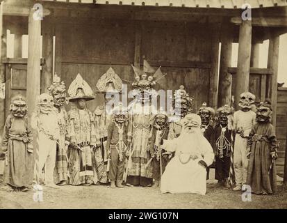 Lamas en masques et costumes participant à une danse religieuse (tsam) dans le datsan de Gusinoozersk pendant la fête annuelle en l'honneur des dokshits (idoles). Remarque. Le vieil homme blanc "Tsagan-Ubyugun" représente Khashin Khan., 1880-1889. Extrait d'un album de photographies et d'estampes montrant les points forts de la ville d'Irkoutsk et de ses environs à la fin du 19e siècle. Irkoutsk était à cette époque le centre de la vie culturelle et intellectuelle sibérienne. Les bâtiments présentés comprennent le Musée des études régionales, une école technique, un orphelinat, des hôtels et l'église notre-Dame de Kazan. Autre photo Banque D'Images