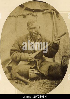 Kirghiz Individuals : a Singer, 1870. Extrait d'un album de 42 pages de photographies représentant l'Altaï, ou Altaï, région de l'est de la Sibérie et les parties adjacentes de l'actuel Kazakhstan, y compris la ville de Semipalatinsk. Compilé en 1870 par L.K. Poltoratskaia, l'œuvre fait partie d'une collection d'albums de la Division des estampes de la Bibliothèque nationale de Russie documentant les expéditions en Sibérie et en extrême-Orient russe entreprises principalement à la fin du 19e siècle. Les photographies représentent des glaciers, des montagnes, des rivières, des lacs et d'autres paysages, la population kirghize locale et des scènes de Semipalatinsk. Banque D'Images