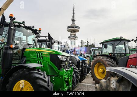 Thessalonique, Grèce. 2 février 2024. Des agriculteurs grecs avec leurs tracteurs prennent part à une manifestation devant une foire agricole. Les agriculteurs grecs protestent contre la hausse des coûts de l'énergie et exigent un soutien supplémentaire du gouvernement grec et des compensations plus élevées pour les récentes inondations. (Image de crédit : © Giannis Papanikos/ZUMA Press Wire) USAGE ÉDITORIAL SEULEMENT! Non destiné à UN USAGE commercial ! Banque D'Images