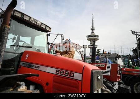 Thessalonique, Grèce. 2 février 2024. Un agriculteur avec son tracteur participe à une manifestation devant une foire agricole. Les agriculteurs grecs protestent contre la hausse des coûts de l'énergie et exigent un soutien supplémentaire du gouvernement grec et des compensations plus élevées pour les récentes inondations. (Image de crédit : © Giannis Papanikos/ZUMA Press Wire) USAGE ÉDITORIAL SEULEMENT! Non destiné à UN USAGE commercial ! Banque D'Images