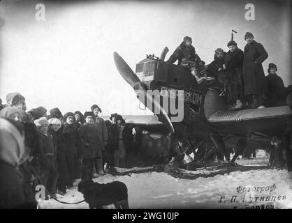 Aerosleds sur l'OB, 1880. D'une collection de 153 photographies et documents conservés au Musée d'art historique de Berdsk, tirés des archives personnelles des personnes qui vivaient dans la ville de Berdsk à la fin du 19e et au début du 20e siècle. La collection offre un aperçu de la vie quotidienne, de l'atmosphère et des activités à Berdsk, un centre majeur de la transformation des céréales à l'époque. Les photographies montrent des groupes d'étudiants et d'enseignants, des moulins locaux, des gens qui travaillent dans l'agriculture et l'industrie, des soldats, des enfants et des jeunes. La plupart semblent dater du début de l'ère soviétique. Les documents comprennent TI Banque D'Images