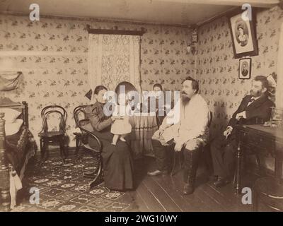 Vue intérieure du salon d'un géologue dans les mines d'or du district minier de Minusinsk, 1890. Cette collection comprend plus de quatre cents photographies de la vie quotidienne dans la province de Yenisei à la fin de la période tsariste. Les photographies comprennent des paysans, des cosaques et des fonctionnaires de haut rang. Banque D'Images