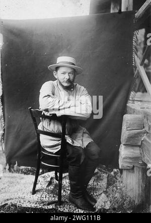 Portrait d'un homme, peut-être l'auteur de l'album, 1890. L'album "Views of the Yakoutsk Region" contient 151 photographies. Les sujets comprennent la rive de la rivière Lena ; diverses formes de transport fluvial - y compris les bateaux, les radeaux, les barges de commerce et les navires à vapeur ; les bureaux de poste le long de la route de la Lena, et le transport par cheval et renne. Plusieurs des photographies sont signées avec les initiales "I. P." Irkoutsk State University Banque D'Images