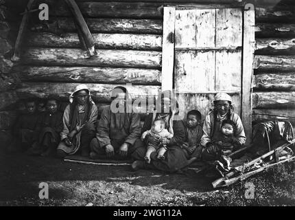 Famille Yakut, 1890. L'album "Views of the Yakoutsk Region" contient 151 photographies. Les sujets comprennent la rive de la rivière Lena ; diverses formes de transport fluvial - y compris les bateaux, les radeaux, les barges de commerce et les navires à vapeur ; les bureaux de poste le long de la route de la Lena, et le transport par cheval et renne. Plusieurs des photographies sont signées avec les initiales "I. P." Irkoutsk State University Banque D'Images