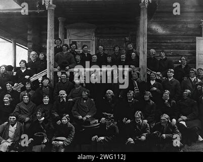 Vieux croyants, 1890. L'album "Views of the Yakoutsk Region" contient 151 photographies. Les sujets comprennent la rive de la rivière Lena ; diverses formes de transport fluvial - y compris les bateaux, les radeaux, les barges de commerce et les navires à vapeur ; les bureaux de poste le long de la route de la Lena, et le transport par cheval et renne. Plusieurs des photographies sont signées avec les initiales "I. P." Irkoutsk State University Banque D'Images