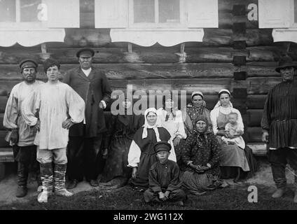 Vieux croyants, 1890. L'album "Views of the Yakoutsk Region" contient 151 photographies. Les sujets comprennent la rive de la rivière Lena ; diverses formes de transport fluvial - y compris les bateaux, les radeaux, les barges de commerce et les navires à vapeur ; les bureaux de poste le long de la route de la Lena, et le transport par cheval et renne. Plusieurs des photographies sont signées avec les initiales "I. P." Irkoutsk State University Banque D'Images