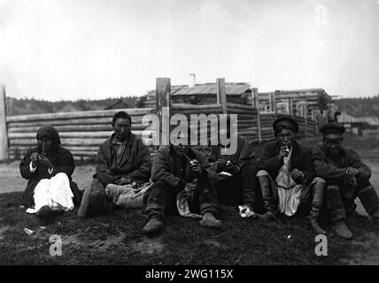 Fumée de pipe, 1890. L'album "Views of the Yakoutsk Region" contient 151 photographies. Les sujets comprennent la rive de la rivière Lena ; diverses formes de transport fluvial - y compris les bateaux, les radeaux, les barges de commerce et les navires à vapeur ; les bureaux de poste le long de la route de la Lena, et le transport par cheval et renne. Plusieurs des photographies sont signées avec les initiales "I. P." Irkoutsk State University Banque D'Images