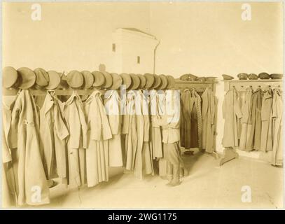 Rez-de-chaussée du bâtiment principal. Vestiaire, 1898. Extrait d'un album montrant les bâtiments, les terrains et les ateliers de l'école professionnelle de Chita. Le futur tsar Nicolas II visita la ville de Chita en 1891 et à cette occasion un décret gouvernemental fut publié prévoyant la création de l'école. L'école a ouvert ses portes en 1894, a déménagé dans un nouveau bâtiment en 1897, et a reçu le nom officiel d'école professionnelle de l'empereur Nicolas II en 1898. L'album présente des photographies de l'intérieur et de l'extérieur des bâtiments scolaires ainsi que des photographies des élèves au travail. Il se termine par un det Banque D'Images