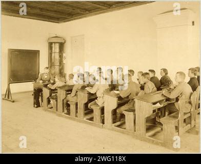 Dernier étage. Je classe, 1898. Extrait d'un album montrant les bâtiments, les terrains et les ateliers de l'école professionnelle de Chita. Le futur tsar Nicolas II visita la ville de Chita en 1891 et à cette occasion un décret gouvernemental fut publié prévoyant la création de l'école. L'école a ouvert ses portes en 1894, a déménagé dans un nouveau bâtiment en 1897, et a reçu le nom officiel d'école professionnelle de l'empereur Nicolas II en 1898. L'album présente des photographies de l'intérieur et de l'extérieur des bâtiments scolaires ainsi que des photographies des élèves au travail. Il se termine par une histoire détaillée de l'école, s. Banque D'Images