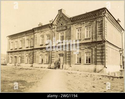 Bâtiment principal. Façade de la rue Nikolaevskaya, 1898. Extrait d'un album montrant les bâtiments, les terrains et les ateliers de l'école professionnelle de Chita. Le futur tsar Nicolas II visita la ville de Chita en 1891 et à cette occasion un décret gouvernemental fut publié prévoyant la création de l'école. L'école a ouvert ses portes en 1894, a déménagé dans un nouveau bâtiment en 1897, et a reçu le nom officiel d'école professionnelle de l'empereur Nicolas II en 1898. L'album présente des photographies de l'intérieur et de l'extérieur des bâtiments scolaires ainsi que des photographies des élèves au travail. Il se termine par un détail Banque D'Images