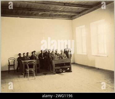 Dernier étage. Classe III, 1898. Extrait d'un album montrant les bâtiments, les terrains et les ateliers de l'école professionnelle de Chita. Le futur tsar Nicolas II visita la ville de Chita en 1891 et à cette occasion un décret gouvernemental fut publié prévoyant la création de l'école. L'école a ouvert ses portes en 1894, a déménagé dans un nouveau bâtiment en 1897, et a reçu le nom officiel d'école professionnelle de l'empereur Nicolas II en 1898. L'album présente des photographies de l'intérieur et de l'extérieur des bâtiments scolaires ainsi que des photographies des élèves au travail. Il se termine par une histoire détaillée de l'école, Banque D'Images