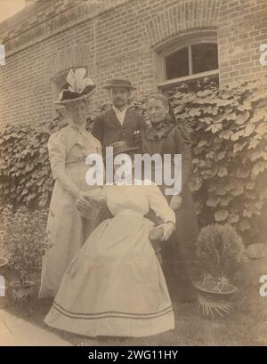 Nathalie F. Lindholm, Frederick Pray, Sarah Smith (en robe de deuil) et Eleanor Pray (assise) dans le jardin de Dom Smith, Vladivostok, Russie, 1899. Photographe inconnu ; peut-être une des filles de Lindholm. In : Album photo de la vie des expatriés de la famille Pray à Vladivostok, Russie. Banque D'Images