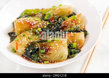 Bok choy de soja asiatique sauté maison avec graines de sésame. Frire pak choi. Cuisine asiatique Banque D'Images