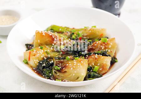 Bok choy de soja asiatique sauté maison avec graines de sésame. Frire pak choi. Cuisine asiatique Banque D'Images