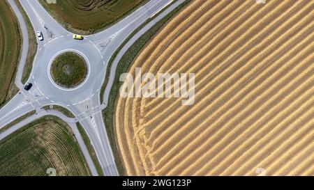 Rond-point entre champs et prairies, rangées de paille sur un champ de céréales récoltées, image de drone, haute Bavière, Bavière, Allemagne Banque D'Images