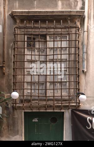 Fenêtre barrée d'un immeuble résidentiel dans le centre historique, Gênes, Italie Banque D'Images