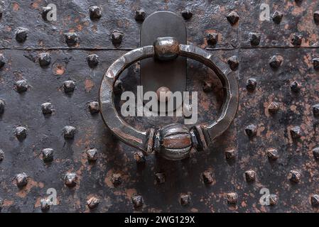 Frappeur de porte sur une porte de fer historique dans le vieux centre-ville, Gênes, Italie Banque D'Images