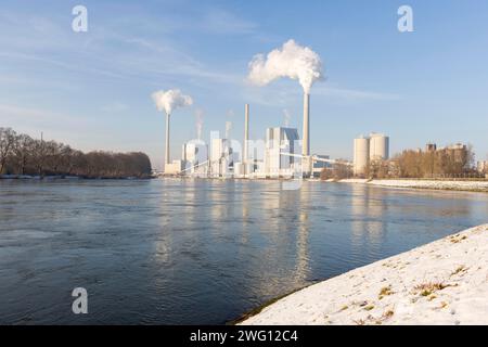 Image symbolique, redressement énergétique, grande centrale électrique de Mannheim, GKM, combustibles fossiles, cheminées fumantes, installation industrielle, cheminées, fumée, houille Banque D'Images