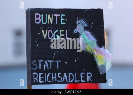 Demo gegen Hass und Hetze - Kundgebung gegen die AfD und Rechtsextremismus - GER, Allemagne, Deutschland, Witzenhausen, 27.01.2024 - Witzenhausen : Unter dem Motto nie wieder 1933 nie wieder Faschismus fand auf dem Marktplatz in Witzenhausen eine Kundgebung gegen den erstarkenden Rechtsstatt wstatt die Aktionsbündnis braun wurt die unterstützt. Die Demoteilnehmer demonstrierten gegen den Rechtsruck in Deutschland, für Vielfalt und den Erhalt der Demokratie. Demochild : BUNTE Vögel STATT REICHSADLER - Abbildung : bunter Vogel *** Démo contre la haine et l'agitation rassemblement contre le A. Banque D'Images