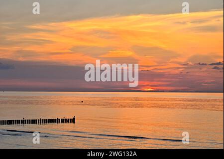 Coucher de soleil sur la plage de l'île de Poel, Mecklembourg-Poméranie occidentale, Allemagne, Europe Banque D'Images
