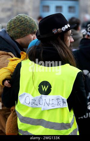 Demo gegen Hass und Hetze - Kundgebung gegen die AfD und Rechtsextremismus - GER, Allemagne, Deutschland, Witzenhausen, 27.01.2024 - Witzenhausen : Unter dem Motto nie wieder 1933 nie wieder Faschismus fand auf dem Marktplatz in Witzenhausen eine Kundgebung gegen den erstarkenden Rechtsstatt wstatt die Aktionsbündnis braun wurt die unterstützt. Die Demoteilnehmer demonstrierten gegen den Rechtsruck in Deutschland, für Vielfalt und den Erhalt der Demokratie. Demoteilnehmer trägt Weste mit Schriftzug : ORDNER *** Démo contre la haine et l'agitation rassemblement contre l'AfD et la droite Banque D'Images