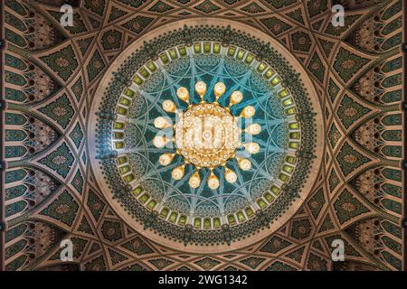 Grande mosquée du Sultan Qaboos, lustre dans la salle de prière pour hommes, Muscat, Oman Banque D'Images