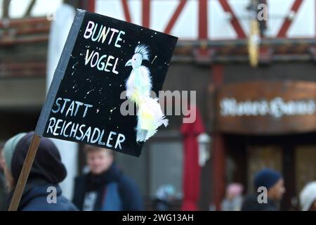 Demo gegen Hass und Hetze - Kundgebung gegen die AfD und Rechtsextremismus - GER, Allemagne, Deutschland, Witzenhausen, 27.01.2024 - Witzenhausen : Unter dem Motto nie wieder 1933 nie wieder Faschismus fand auf dem Marktplatz in Witzenhausen eine Kundgebung gegen den erstarkenden Rechtsstatt wstatt die Aktionsbündnis braun wurt die unterstützt. Die Demoteilnehmer demonstrierten gegen den Rechtsruck in Deutschland, für Vielfalt und den Erhalt der Demokratie. Demochild : BUNTE Vögel STATT REICHSADLER - Abbildung : bunter Vogel *** Démo contre la haine et l'agitation rassemblement contre le A. Banque D'Images