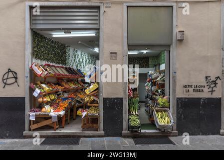 Boutique de fruits et légumes dans le vieux centre-ville, Gênes, Italie Banque D'Images