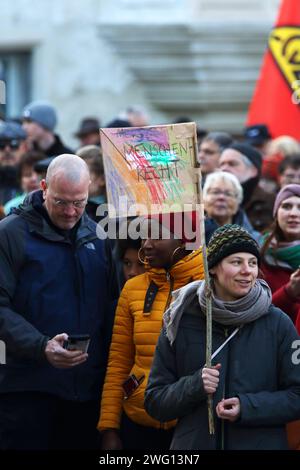 Demo gegen Hass und Hetze - Kundgebung gegen die AfD und Rechtsextremismus - GER, Allemagne, Deutschland, Witzenhausen, 27.01.2024 - Witzenhausen : Unter dem Motto nie wieder 1933 nie wieder Faschismus fand auf dem Marktplatz in Witzenhausen eine Kundgebung gegen den erstarkenden Rechtsstatt wstatt die Aktionsbündnis braun wurt die unterstützt. Die Demoteilnehmer demonstrierten gegen den Rechtsruck in Deutschland, für Vielfalt und den Erhalt der Demokratie. Buntes Demochild : MENSCHENRECHT *** manifestation contre la haine et l'agitation rassemblement contre l'AfD et les extremis de droite Banque D'Images