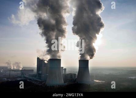 Vue aérienne de la centrale au lignite Schwarze Pumpe exploitée par LEAG Lausitz Energie Kraftwerke AG. L'élimination progressive de l'énergie alimentée au charbon Banque D'Images