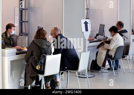 Les soldats de la Bundeswehr aident à l’enregistrement des vaccinés devant leur vaccination de rappel contre le Covid 19 au centre de vaccination de Schönefeld Banque D'Images