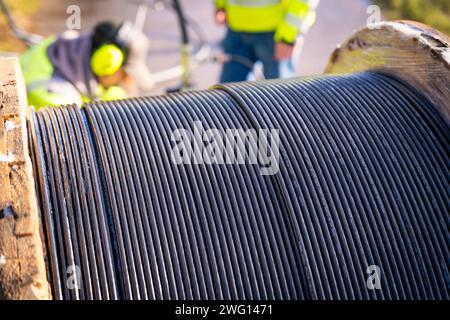 Vue détaillée de la bobine de câble sur un enrouleur de machine avec un focus sur les câbles, construction de fibre optique, Nagold, Forêt Noire, Allemagne Banque D'Images