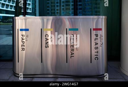 Séparation des déchets, conteneurs de déchets, durabilité, papier, canettes, plastique, déchets résiduels, en face de l'Hôtel NH Collection The Palm Jumeirah, Dubaï Banque D'Images