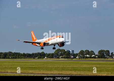 EasyJet Airbus A320-214 immatriculé G-EZUZ atterrit sur le Polderbaan, Amsterdam Schiphol Airport à Vijfhuizen, municipalité de Haarlemmermeer Banque D'Images