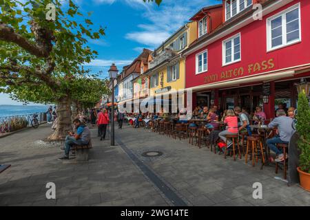 Meersburg sur le lac de Constance, promenade au bord du lac, beaucoup de gens, restaurant, façades de maison, Bade-Wuertemberg, Allemagne Banque D'Images