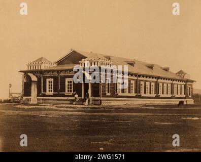 Caserne du camp de prisonniers local de Tymovskoïe dans la colonie de Rykovsk, 1880-1899. Extrait d'un album créé sur l'île Sakhaline dans les années 1890 Sakhaline était utilisée par la Russie impériale comme colonie pénitentiaire et lieu d'exil pour les criminels et les prisonniers politiques. Entre 1869 et 1906, plus de 30 000 détenus et exilés ont subi les dures conditions de la colonie de travaux forcés sur l'île. L'album contient des photographies qui donnent de rares aperçus des colonies et des prisons de Sakhaline et des prisonniers, exilés et gardes qui habitaient l'île. Anton Tchekhov, écrivain et médecin russe, Banque D'Images