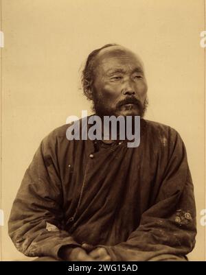 Un Gilyak de la colonie de Tangi dans le nord de Sakhaline, 1880-1899. Extrait d'un album créé sur l'île Sakhaline dans les années 1890 Sakhaline était utilisée par la Russie impériale comme colonie pénitentiaire et lieu d'exil pour les criminels et les prisonniers politiques. Entre 1869 et 1906, plus de 30 000 détenus et exilés ont subi les dures conditions de la colonie de travaux forcés sur l'île. L'album contient des photographies qui donnent de rares aperçus des colonies et des prisons de Sakhaline et des prisonniers, exilés et gardes qui habitaient l'île. Anton Tchekhov, l'écrivain russe et médecin, a passé trois mont Banque D'Images