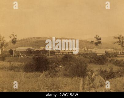 La colonie de Mikhaïlovka, peuplée de condamnés qui avaient terminé leur peine de prison, à sept milles du poste Aleksandrovsk, 1880-1899. Extrait d'un album créé sur l'île Sakhaline dans les années 1890 Sakhaline était utilisée par la Russie impériale comme colonie pénitentiaire et lieu d'exil pour les criminels et les prisonniers politiques. Entre 1869 et 1906, plus de 30 000 détenus et exilés ont subi les dures conditions de la colonie de travaux forcés sur l'île. L'album contient des photographies qui donnent de rares aperçus des colonies et des prisons de Sakhaline et des prisonniers, exilés et gardes qui habitaient l'île. Banque D'Images
