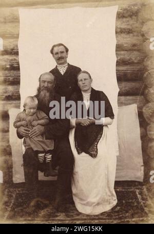 Commerçants russes dans le territoire d'Uriankhai. Le cosaque S. F. Skobeev avec la famille (fils et femme), 1897. Extrait de l'album Puteshestviya P. Ye. Ostrovskogo na Yenisey v 1894 i 1897 godakh (les voyages de P. E. Ostrovsky sur le Yenisei en 1894 et 1897 qui représente des personnes des différents groupes ethniques indigènes de Sibérie et de l'extrême-Orient russe, des yourtes et des objets culturels plus petits, des pêcheurs et des commerçants russes, et des paysages naturels, en particulier de la rivière Yenisei. Bibliothèque nationale de Russie Banque D'Images