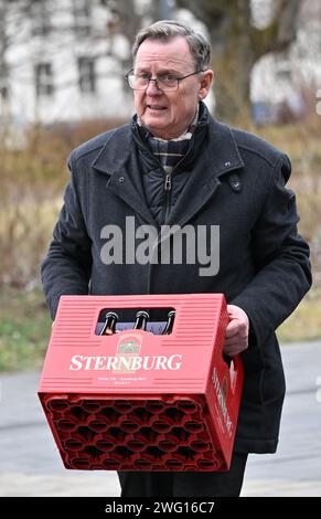 02 février 2024, Thuringe, Erfurt : Bodo Ramelow (Die Linke), ministre-président de Thuringe, emporte une caisse de bière après avoir visité le camp des agriculteurs de l'Association des Thuringe devant le Parlement de l'État de Thuringe. Le vice-président de l'Association des agriculteurs de Thuringe avait fait un pari avec le ministre de l'Agriculture de Thuringe pour une caisse de bière, perdue et avait remis le pari à Ramelow. En marge de la session de trois jours du Parlement de l'État de Thuringe, les agriculteurs demandent l'annulation de la réduction du diesel agricole, une exonération fiscale pour les biocarburants et une réduction Banque D'Images