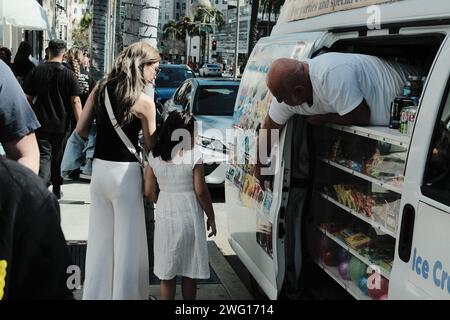 Un vendeur de rue dans un camion blanc à Los Angeles. Banque D'Images