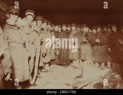 Lampe de poche - soldats JAP à Chemulpo, après une bataille navale, debout autour d'un feu de joie, c1904. Banque D'Images