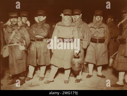 Les soldats japonais débarquèrent à Chemulpo après une bataille navale, attendant sur une plage pour s'entraîner à Séoul, c1904. Banque D'Images