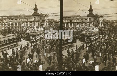 Foule dans une rue de Tokyo, près de la gare (?), lors de la célébration de la visite de l'amiral Togo en octobre 1905, c1905. Banque D'Images