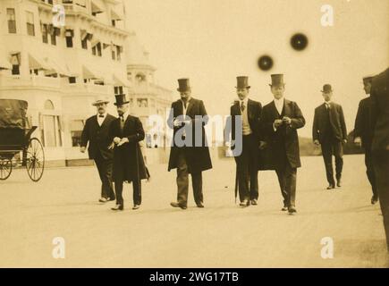 Serge Witte et son personnel pour une promenade du dimanche matin, 1905. Agent des services secrets américains William Flynn à l'extrême gauche dans un chapeau de couleur claire. Banque D'Images