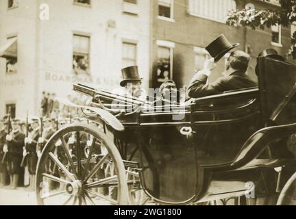 Baron Komura et Kogaro Takahira en voiture, 1905. Banque D'Images