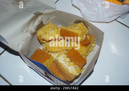 Photo de fromage banane martabak dans une boîte, une collation typiquement indonésienne Banque D'Images