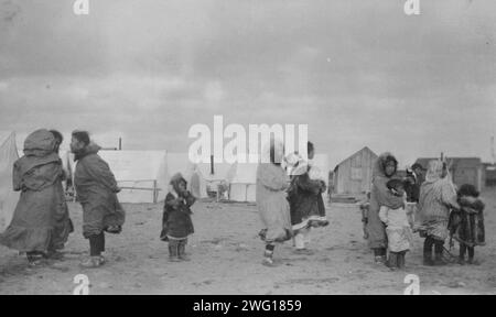 Village Eskimo, entre c1900 et 1916. Banque D'Images