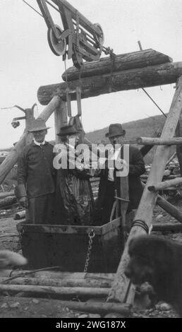 Frank G. Carpenter au milieu d'un seau à la mine d'or, entre c1900 et 1916. Banque D'Images